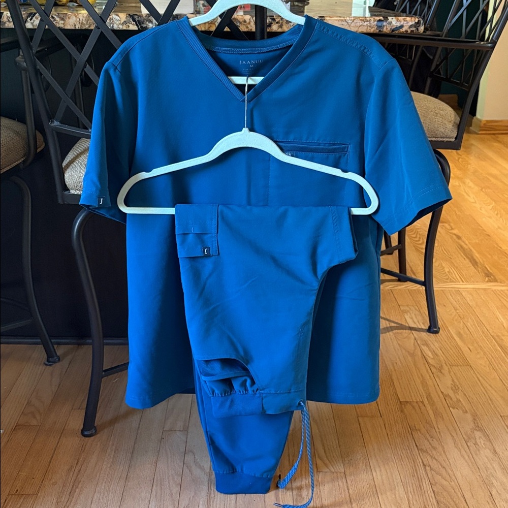 Jaanuu Men's Scrub Set in Royal Blue